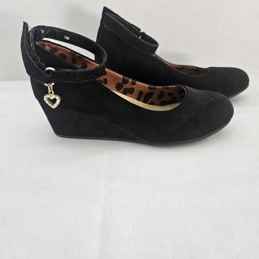 Jellypop Black Faux Suede Dress Shoes with Heart Charm Wedge Heel Size 1 Kids